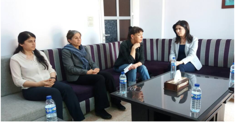 Une délégation de femmes françaises rencontre le Mouvement des femmes kurdes du Rojava