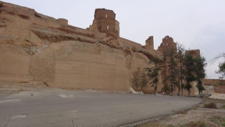 Les jeunes femmes dépoussièrent le patrimoine de l’humanité à Tabqa