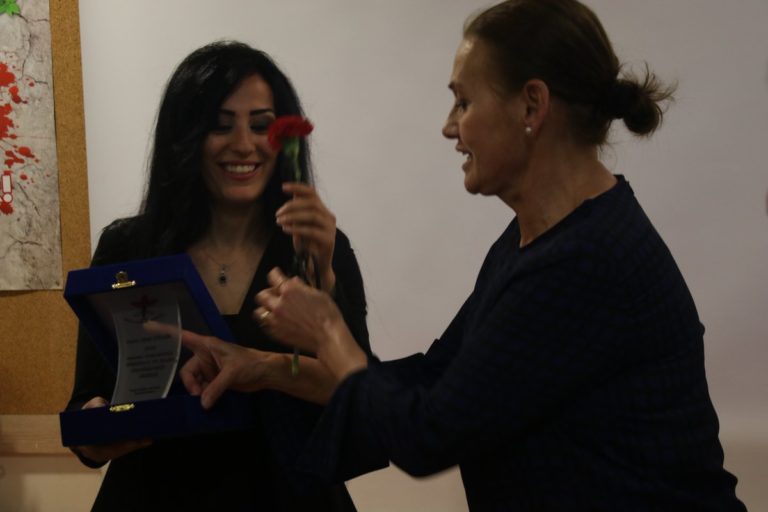 Ayse Celik reçoit le prix Aysenur Zakaoglu de la pensée et de la libre expression