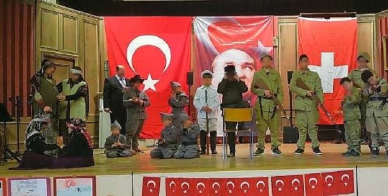 Le scandale des enfants en uniforme militaire de l’AKP revu en Suisse