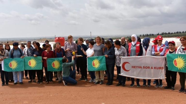 Une délégation de femmes allemandes rend visite aux réfugiés d’Afrin