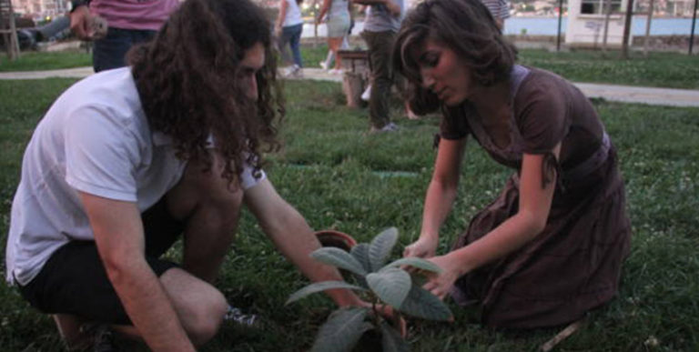 Des étudiants d’Istanbul plantent des arbres en réponse à l’appel de Demirtas