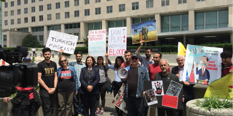 Protestation contre la rencontre entre le ministre turc des affaires étrangères et le secrétaire d’Etat américain