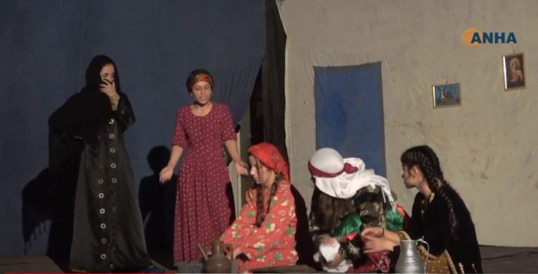 Le groupe de théâtre de Makhmur en tournée au Rojava