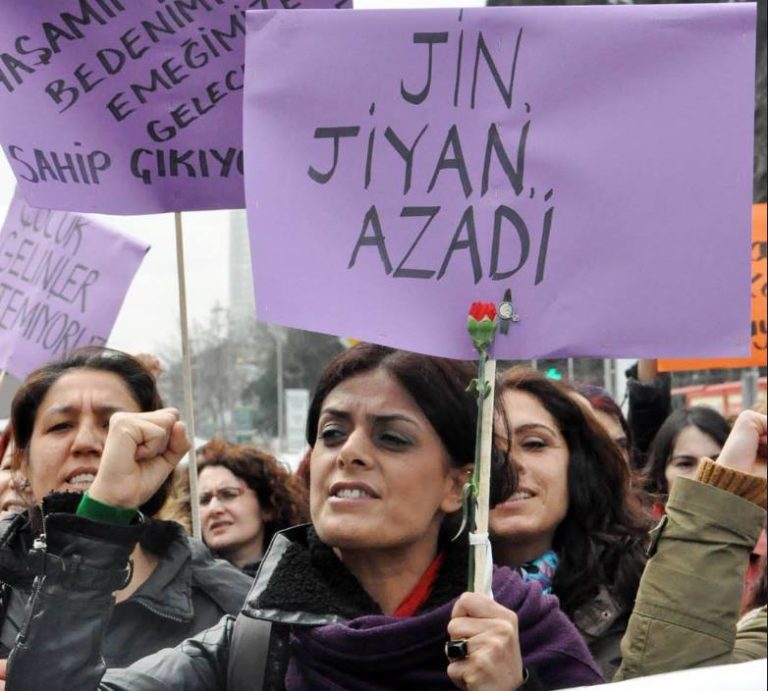 Le slogan « Jin, jiyan, azadî » appartient aux femmes militantes, pas à Hollywood