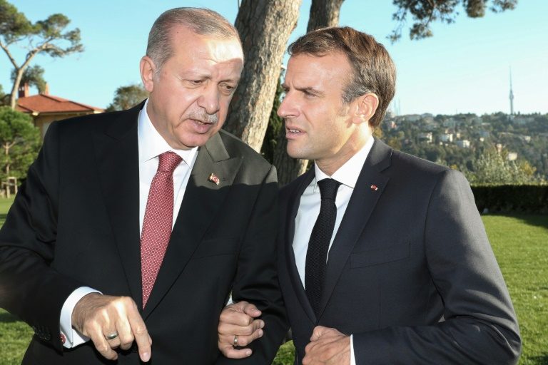 Macron tape dans le dos d’Erdogan qui en profite pour bombarder les Kurdes. Avec des missiles français ?