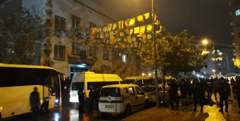 Descente policière contre le bureau du HDP Diyarbakir : 50 arrestations