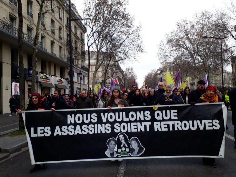 Des milliers de Kurdes dans les rues de Paris pour Sakine, Fidan, Leyla