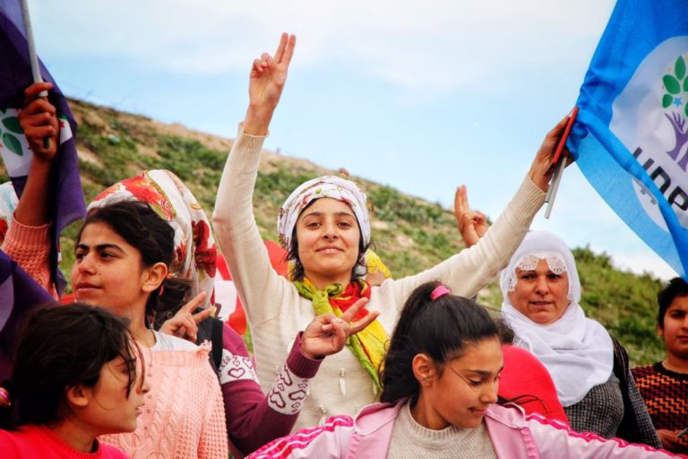 Les élections en Turquie : Le CHP et les Kurdes (les baskets au sol)