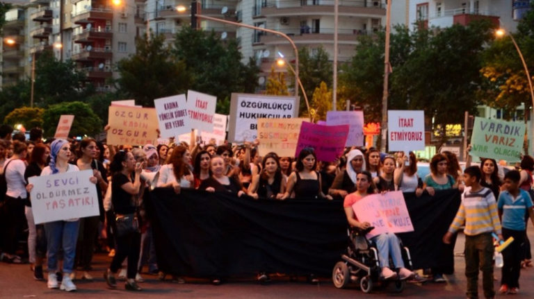 Les femmes kurdes protestent contre la violence masculine à Amed