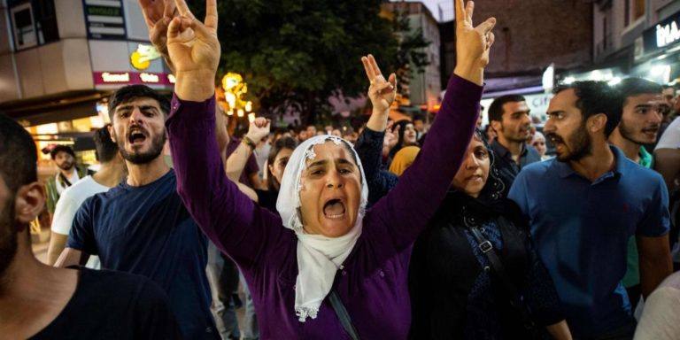 TURQUIE. La police tire des balles en caoutchouc sur des manifestants dénonçant l’éviction des maires kurdes