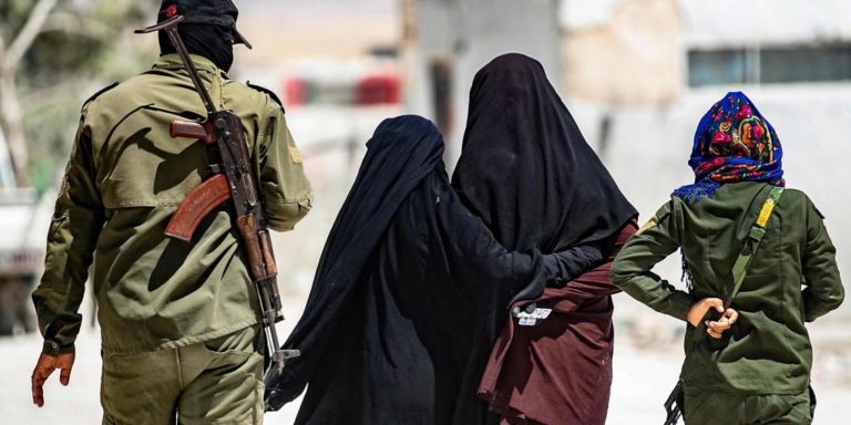 Des femmes liées à l’Etat islamique s’échappent du camp d’al-Hol et s’enfuient en Turquie