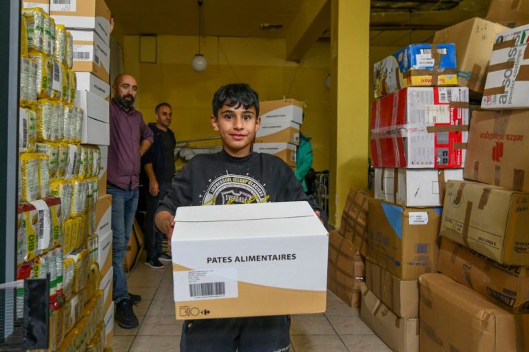 Un convoi humanitaire arrive au camp de réfugiés kurdes de Lavrio