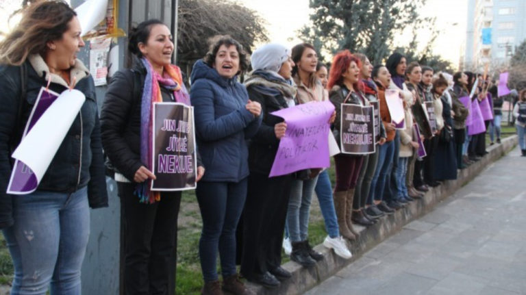 Les femmes forment une chaîne humaine à Amed pour dénoncer les féminicides