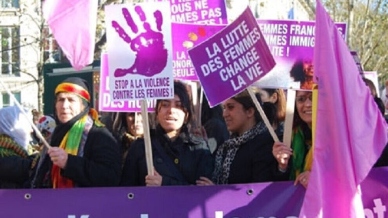 Les femmes dans la rue contre les violences faites aux femmes