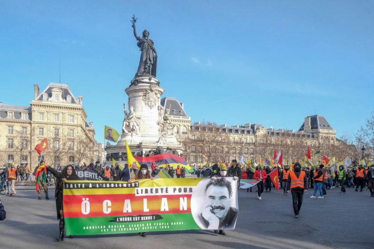 FRANCE. Des politiciens, journalistes, avocats et cinéastes appellent à la libération d’Ocalan