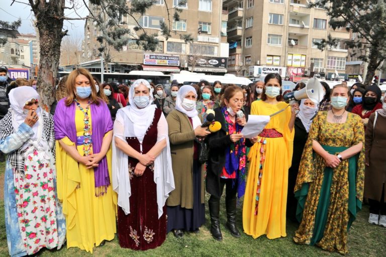 TURQUIE. Les femmes kurdes à la veille du 8 mars: Pas d’obéissance mais de la résistance!