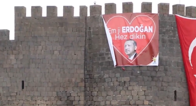 Une affiche d’Erdogan accompagnée d’une phrase en kurde accrochée aux remparts de Diyarbakir