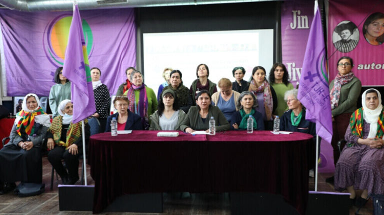 Les femmes kurdes recueillent 235 727 signatures pour la campagne « 100 raisons de juger Erdoğan »