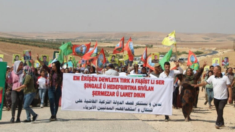 ROJAVA. Les Kurdes manifestent devant la base russe à Kobanê suite aux attaques turques