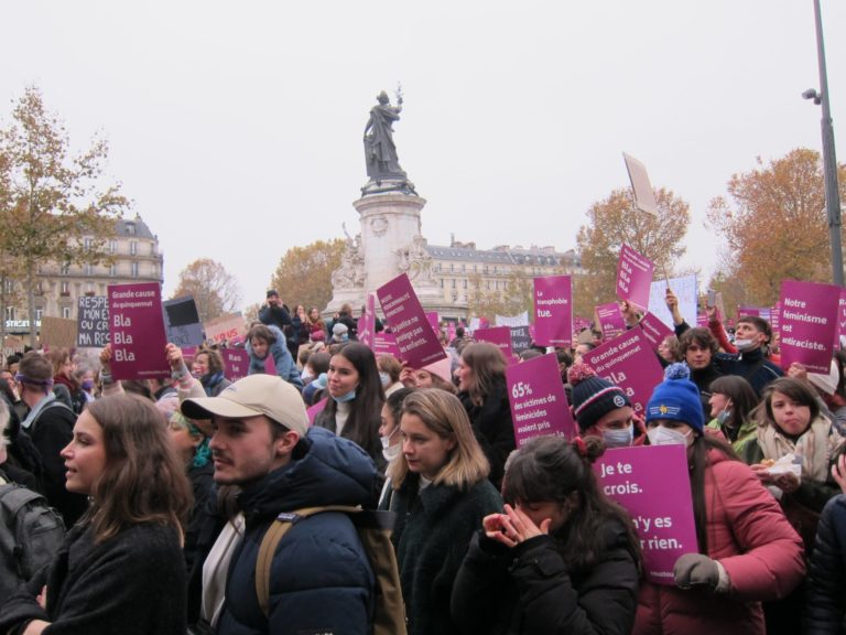 25 NOVEMBRE. Des milliers de personnes dans les rues de Paris contre les violences faites aux femmes