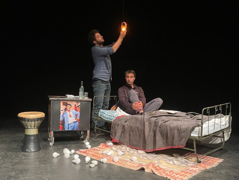 Aram Tastekin et Neset Kutas dans « Happy Dreams Hotel ». Photo: Noémie Régnault