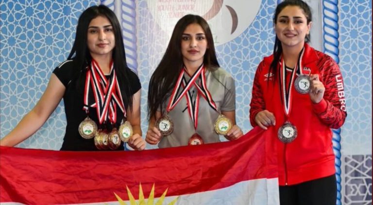 Trois sœurs kurdes remportent 9 médailles d’or au championnat arabe d’haltérophilie