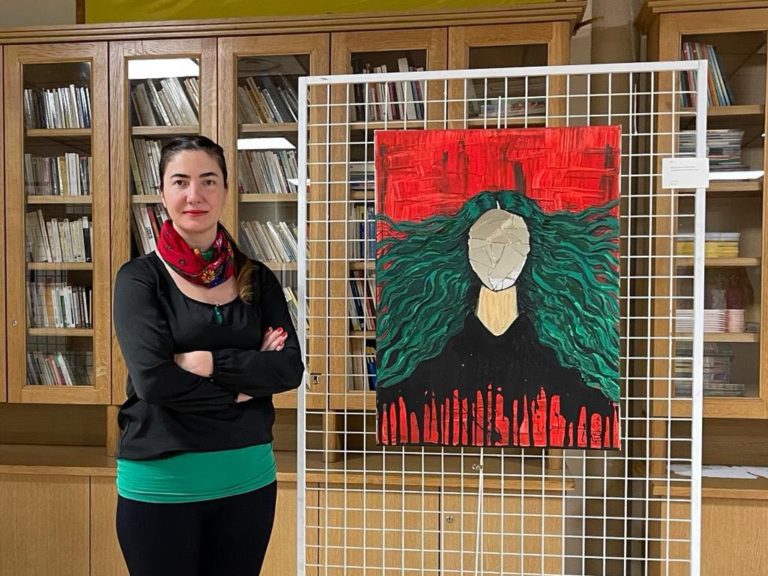 PARIS. L’artiste kurde, Asli Filiz expose la souffrance et la résistance des femmes