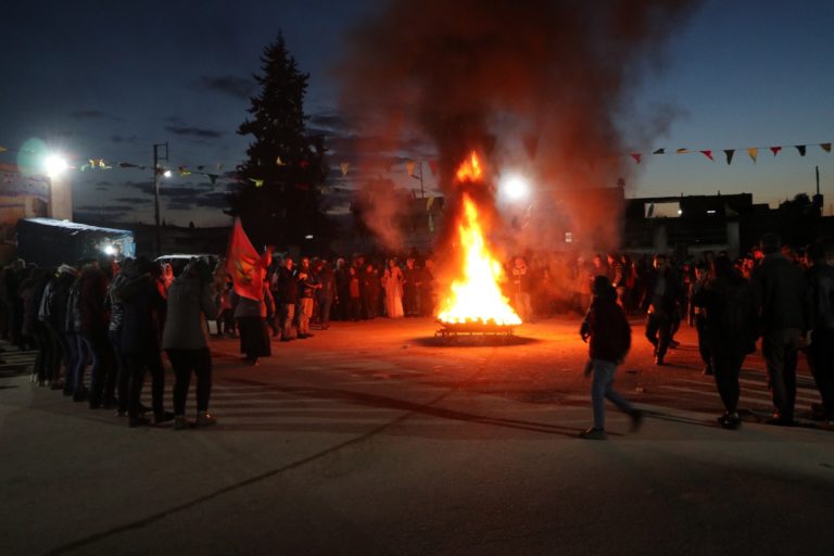 Les réfugiés d’Afrin et Shahba ont allumé le feu du Newroz