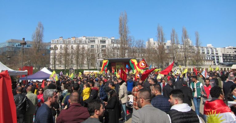 Des milliers de Kurdes ont célébré le Newroz à Paris