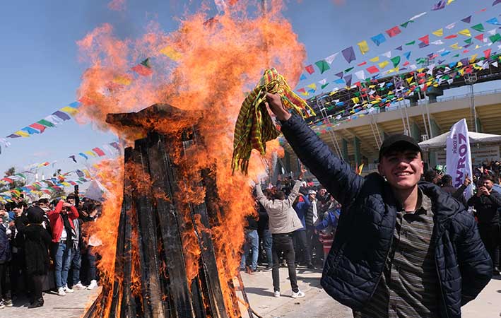 TURQUIE. Le Newroz kurde balaye la terreur colonialiste au Kurdistan