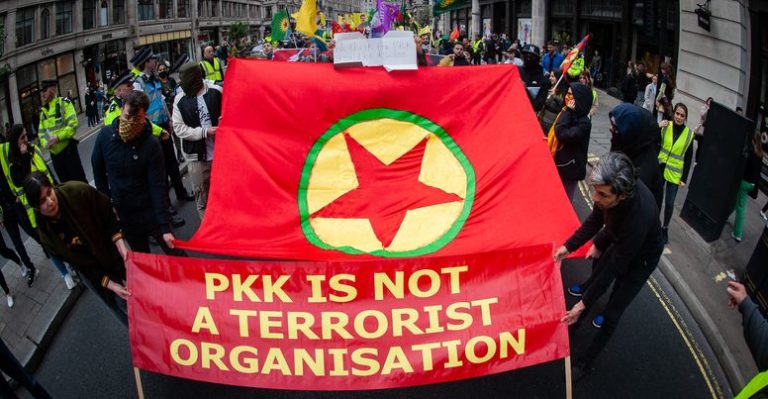 Pourquoi j’ai brandi un très grand drapeau du PKK lors d’une manifestation à Londres et me suis fait arrêter.