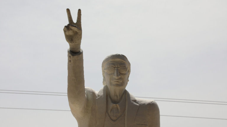 ROJAVA. La statue du martyr Apê Yûsif réalisée à Qamishlo