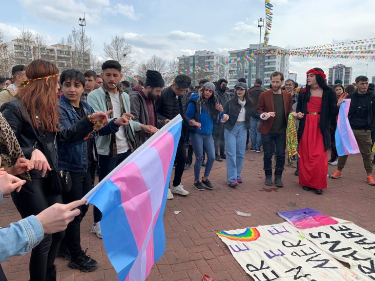 La vie des LGBTI+ au Kurdistan: Marcher pieds nus sur du verre brisé