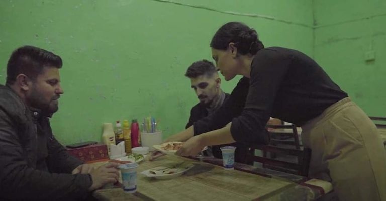 Une jeune réfugiée yézidie quitte l’Allemagne et ouvre un restaurant à Sinjar