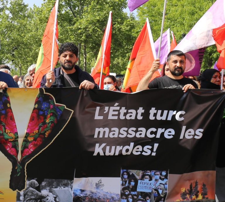 PARIS. Les Kurdes dénoncent l’invasion du Kurdistan du Sud par la Turquie lors du défilé du #1erMai 2022