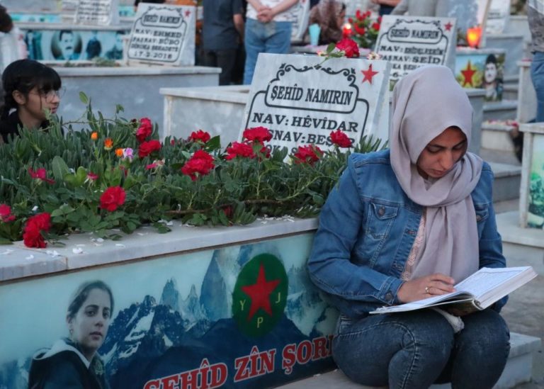ROJAVA. Les Kurdes visitent les cimetières des martyrs de la révolution le jour de l’Aïd al-Fitr