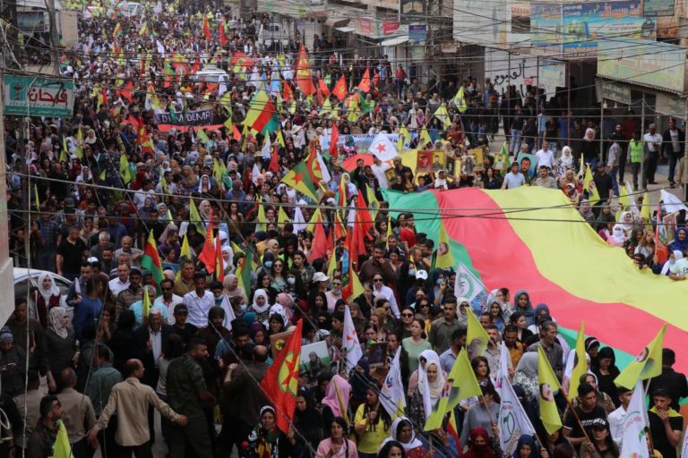 ROJAVA. Les Kurdes marchent pour la dignité à Qamishlo