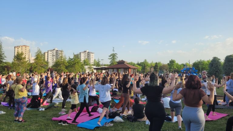 TURQUIE. Des femmes font du yoga dans des parcs contre l’interdiction de faire du yoga en public