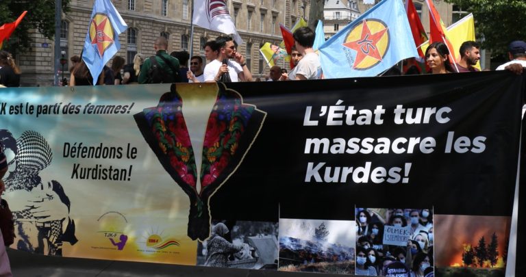 PARIS. Les Kurdes manifestent contre l’invasion turque au Rojava et au Kurdistan irakien