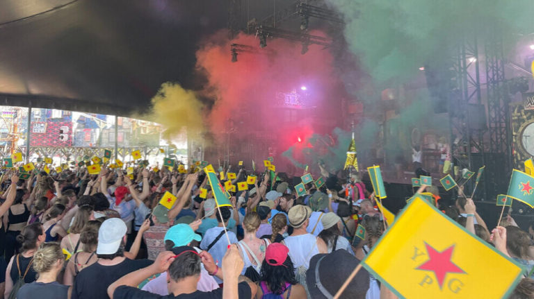 20 000 drapeaux pour le Rojava au festival Fusion