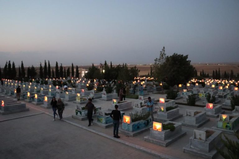 Des bougies allumées sur les tombes des martyrs au Rojava