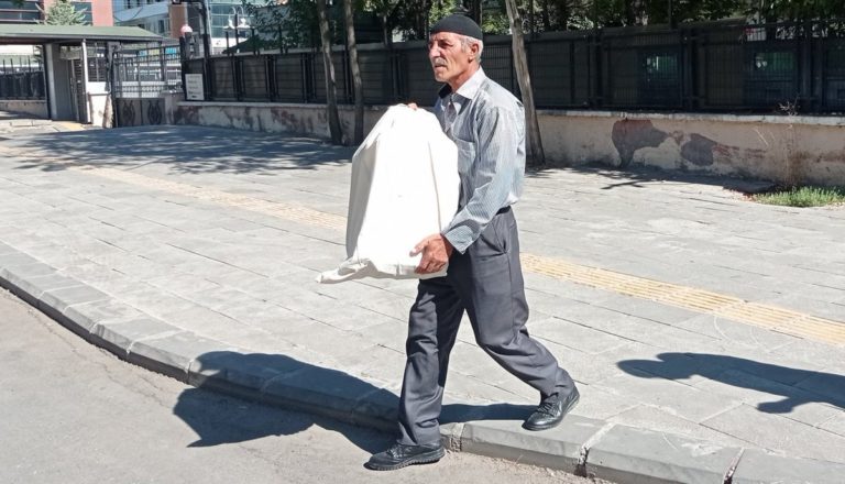 TURQUIE. Le Palais de justice de Diyarbakır remet à un père kurde les restes de son fils dans un sac