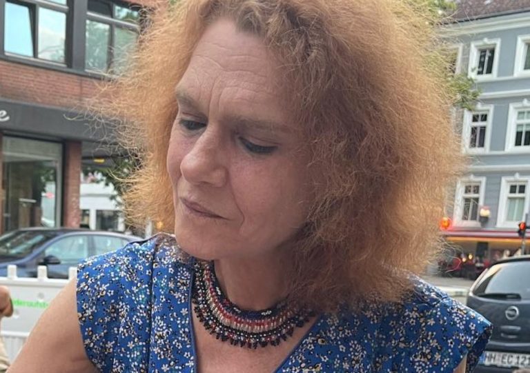 Asli Erdogan: « Il est temps d’agir pour empêcher une guerre à Kobanê »