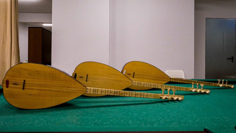 Achats de vêtements traditionnels et instruments de musique pour les réfugiés kurdes de Lavrio