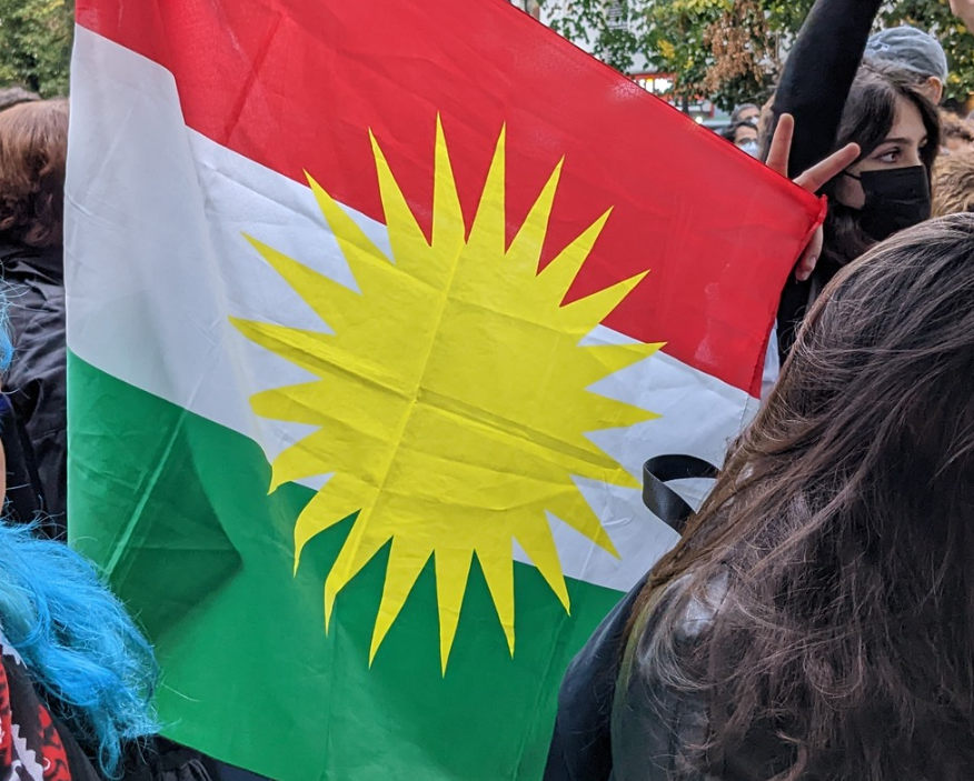 Drapeau kurde, schizophrénie turque – Kurdistan au féminin