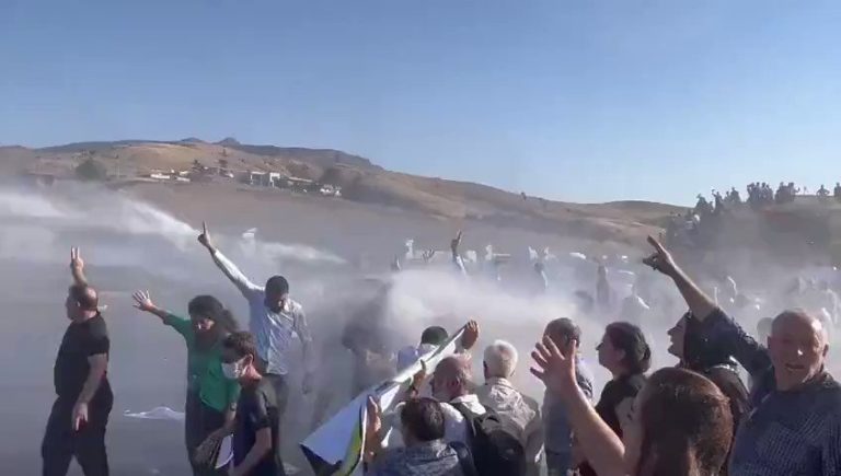 KURDISTAN. La police attaque la marche kurde contre l’écocide commis par la Turquie à Cudî