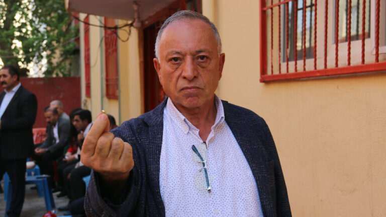 TURQUIE. Un policier turc lance une douille sur un député kurde lors d’une conférence de presse à Şırnak