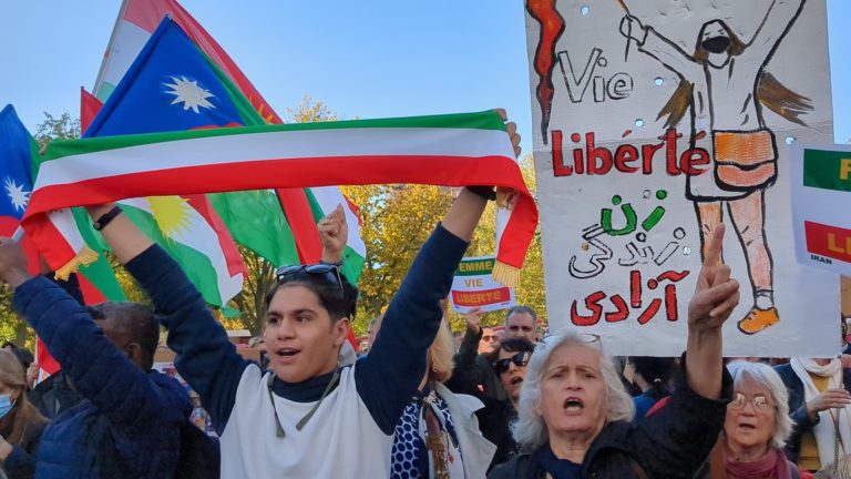 PARIS. Manifestation féministe en soutien à la révolte populaire en Iran