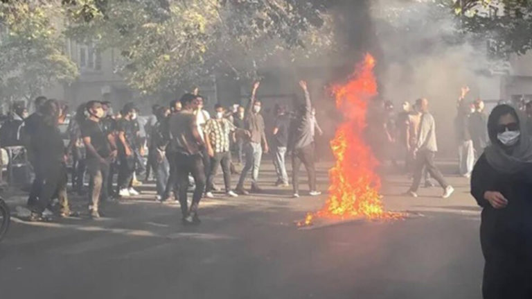 La résistance c’est la vie: Les jeunes kurdes d’Iran résistent au son des chants révolutionnaires kurdes